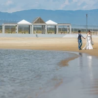式場に併設されている海での前撮り写真です。お気に入り。