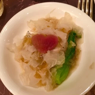 フカヒレ入りソースの魚料理