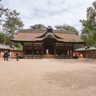 結婚式、神社の本殿で行われていた。