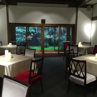 緑の見えるところから入場です