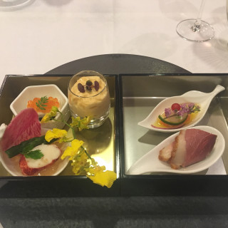 2段重ねになったこだわりの前菜。どれも細かくておいしいです。