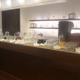 ウェルカムパーティーで軽食とドリンクを楽しんでもらえます。