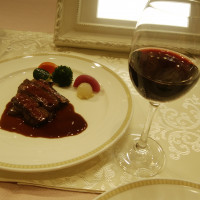 お肉料理と赤ワイン