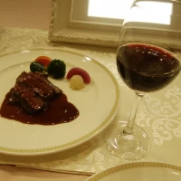 お肉料理と赤ワイン