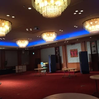 赤がメインカラーのタイプの会場