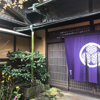 徳川の家紋が玄関でお出迎えしてくれます。