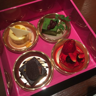 試食のケーキ。プレゼントみたいに箱を開けるとこんな感じに♪