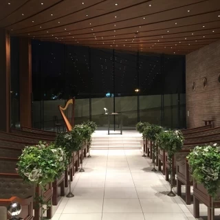 左斜め上に向かって高くなっているチャペル。