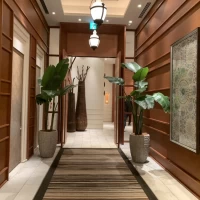 披露宴会場に入るエレベーターホールからの通路。