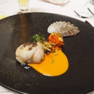 料理は魚介類がとても美味しかったようです。