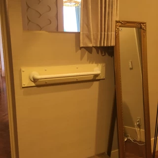 ベビーベッドのある部屋。小窓から見れます。