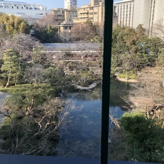 挙式会場への廊下から見える庭園が素敵です