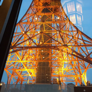 大迫力の東京タワー 料理の美味しい結婚式 挙式会場は天井を見上げると大迫力の東京タワーが ズドンッ と 口コミ 評判 The Place Of Tokyo ウエディングパーク