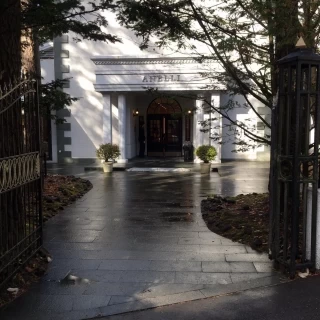 玄関です。林の中にある式場です。