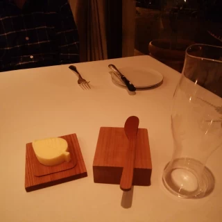 パン用のナイフとバター