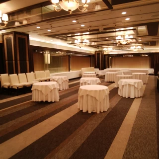 二次会にも使える会場SORA。壁に見せかけたドアがある。