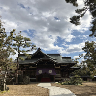 神館の門から入ったところ。掃除が行き届いていて綺麗です。