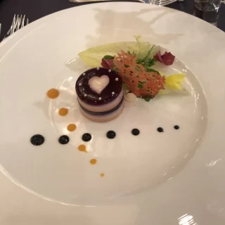 フォアグラがサンドされています