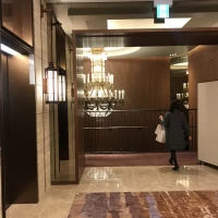 シャンデリア前でファーストミートが行われるそうです