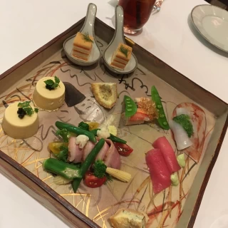 見た目も豪華。お皿までこだわりがあるようでした。