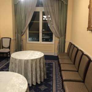 親族控え室、真ん中のパーテーションで区切ることも可能|523581さんのホテルモントレ仙台の写真(724920)
