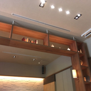 会場の天井のデザイン。それほど天井は高くないが、圧迫感はない
