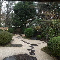 当日はゲストの控室となる和館の庭園です。