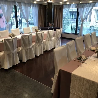 披露宴会場のうち、比較的小さめの会場の写真です。