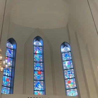 高い天井と綺麗なステンドグラス