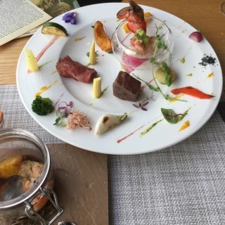 試食でいただきました。色鮮やかなプレートに高級なお肉です！