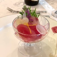 グラスに刺身が盛り付けられ、おしゃれに。ゆず風味のお味でした