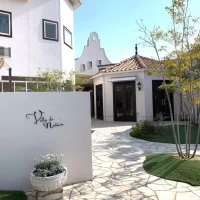 入り口からガーデンを囲み会場が並んだ作りです