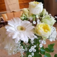 白、黄色を基調にかすみ草でボリュームを。