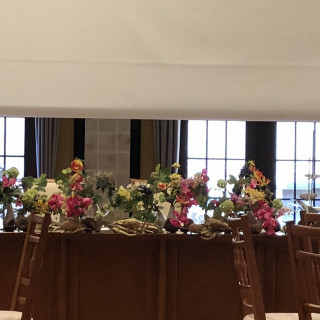 テーブル装花は式場内のお花屋さんで相談ができます。