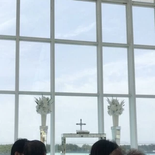 大きな窓から海が一望できます。