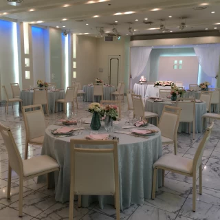パステルカラーでまとまった披露宴会場