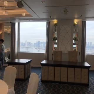 曇りの日でも明るい窓有り会場。