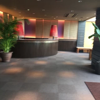 受付を終えた後の控え室。落ち着いた空間。