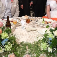 贈呈用花かごとシルクフラワーで飾ったメインテーブル