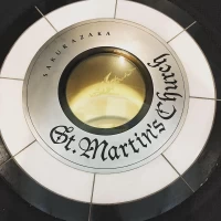 こちらから下を覗くと ゲストが聖堂に入っていく様子が見れます