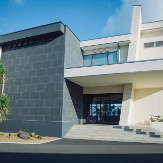 モダンなデザインの建物