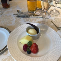 季節のフレッシュフルーツとバニラビーンズ入りアイスクリーム