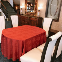 ロビーの赤いテーブルと白い椅子