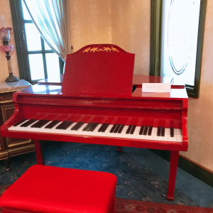 披露宴会場入口のピアノ|524336さんの八幡の森 迎賓館（尾張八幡神社）の写真(731128)