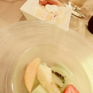 ウェディングケーキとフルーツ、甘過ぎずとっても美味しかった|524424さんの新横浜国際ホテル ウェディング マナーハウス（ウエディング取扱終了）の写真(726639)