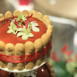 ババロアケーキに、周辺をビスコッティで囲ってあります