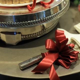 ケーキナイフはシンプルなリボンに