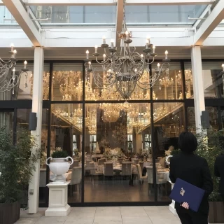 ガーデンからみる披露宴会場