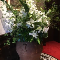 エントランスのお花はいつも生花