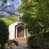 チャペルは独立しています。雨の日は濡れるの覚悟ですね。